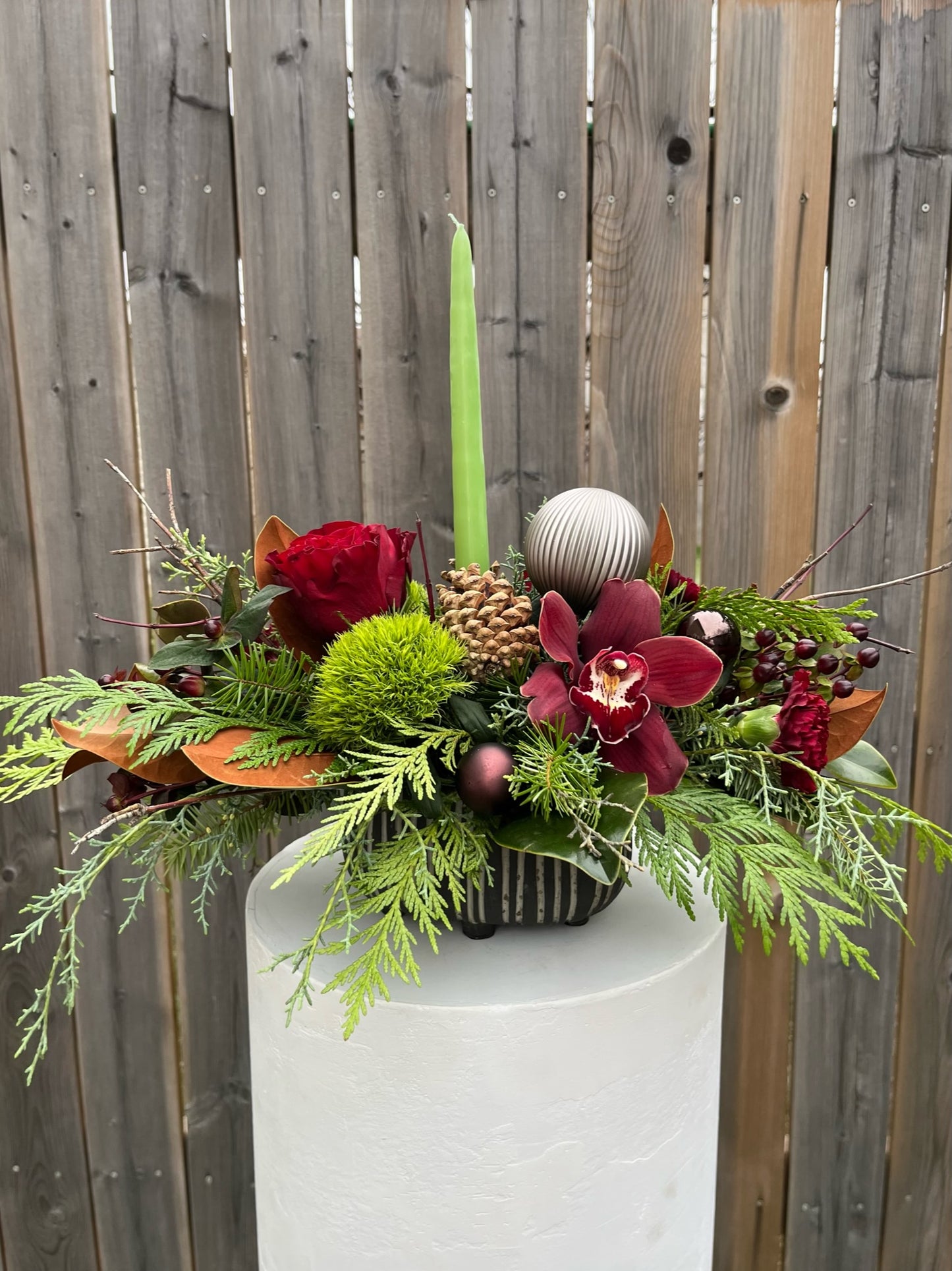 CRIMSON & CLOVER CENTERPIECE