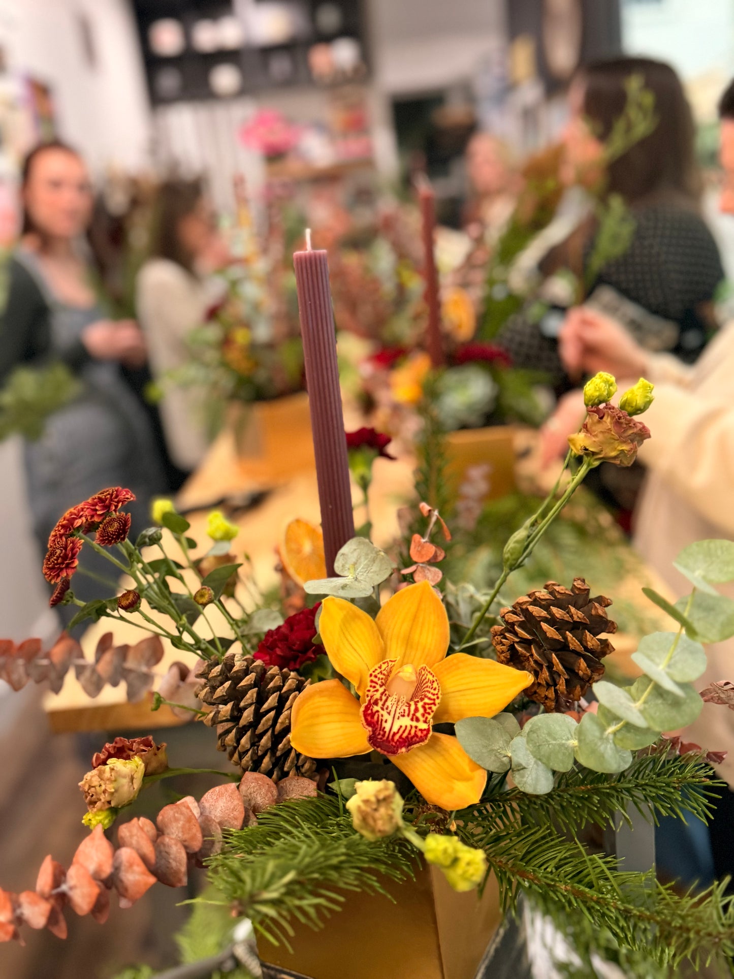 GOLDEN GLOW HOLIDAY CENTERPIECE