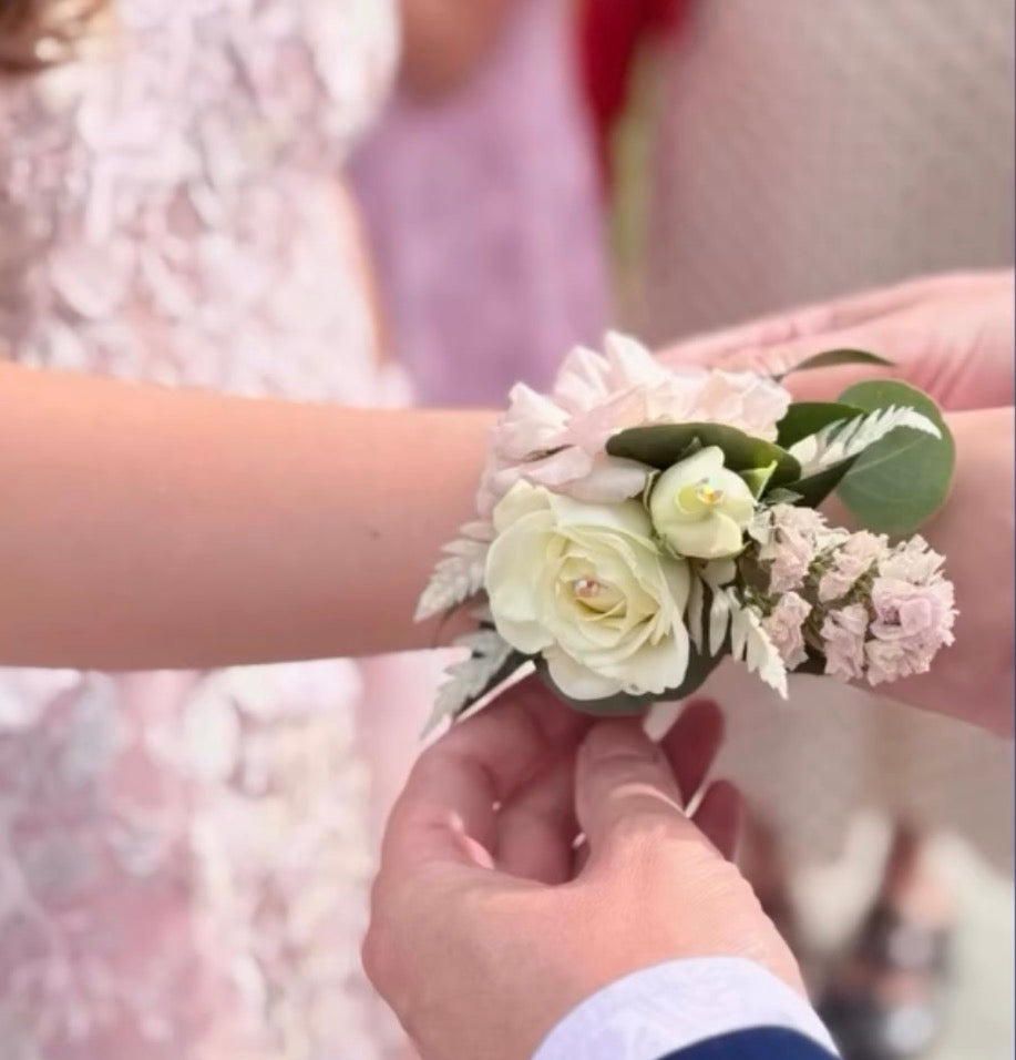 WRIST CORSAGE